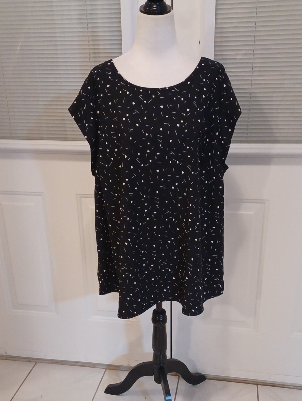 4/$60 New Black Patterned Short Sleeve Top - Size XXL